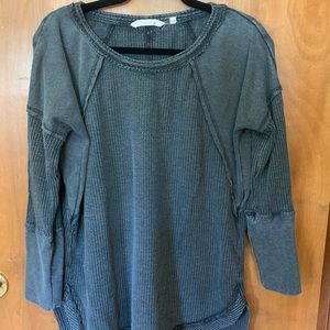 Soft Surroundings Top. Good contains. No holes or damage.